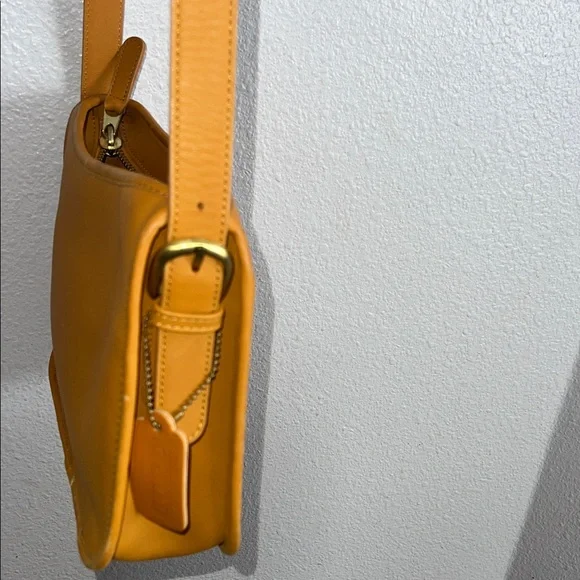 SOLD. 💛 COACH Butterscotch Glove-tanned Cowhide Leather Zippered Crossbody Bag! - Picture 3 of 9